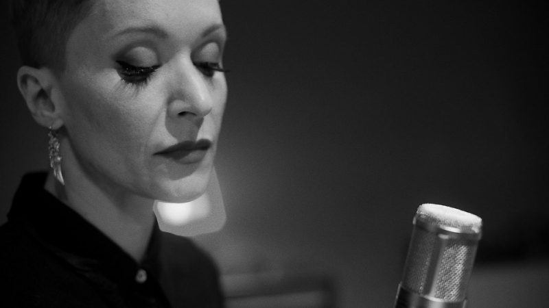 Patricia Marx anuncia EP em tributo a João Gilberto e lança clipe de ‘Estate’