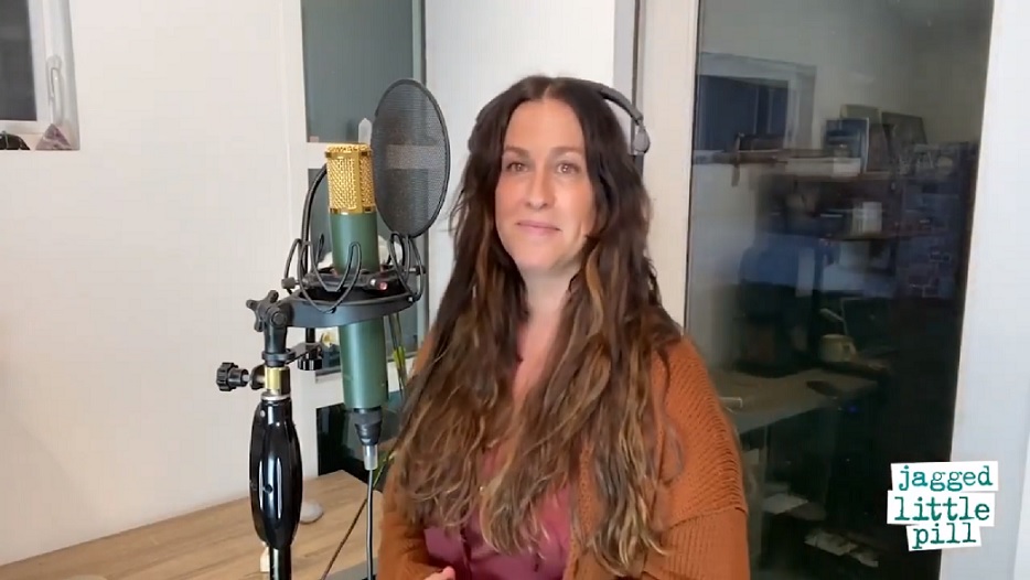 Alanis Morissette canta ‘Hand in My Pocket’ em live do musical ‘Jagged Little Pill’; assista