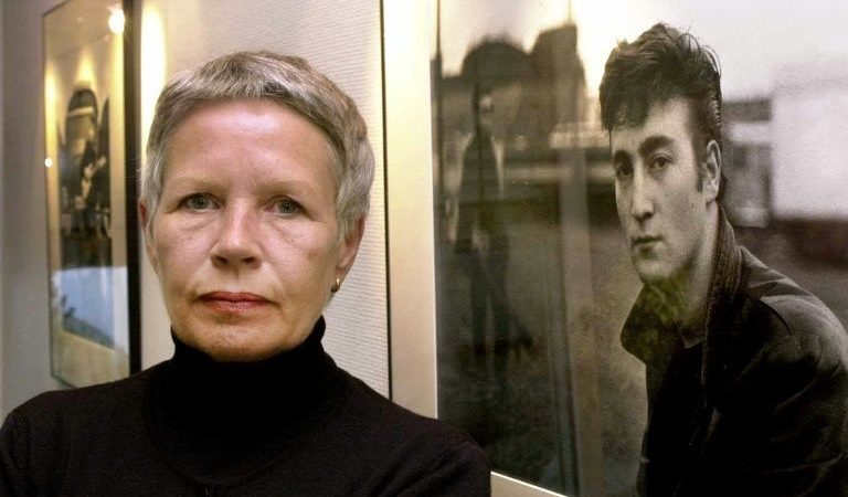 Astrid Kirchherr, famosa fotógrafa dos Beatles, morre aos 81 anos