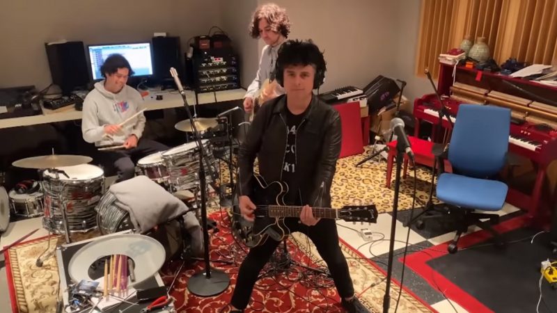 Billie Joe Armstrong, do Green Day, toca com filhos em programa de TV