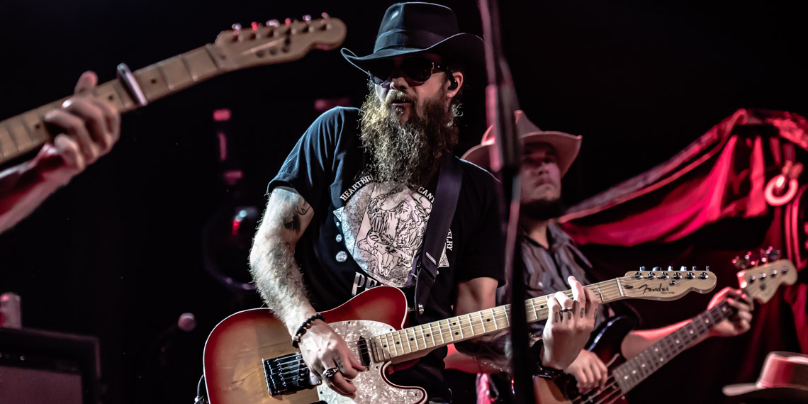 Cody Jinks lança novo single ‘Watch The World Die’; ouça