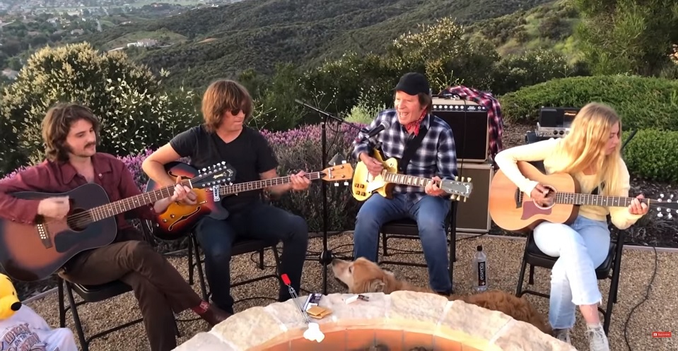 John Fogerty toca com filhos ‘Green River’, do Creedence Clearwater Revival