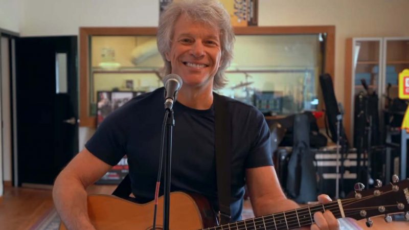 Jon Bon Jovi apresenta ‘Someday I’ll Be Saturday Night’ em live beneficente; assista