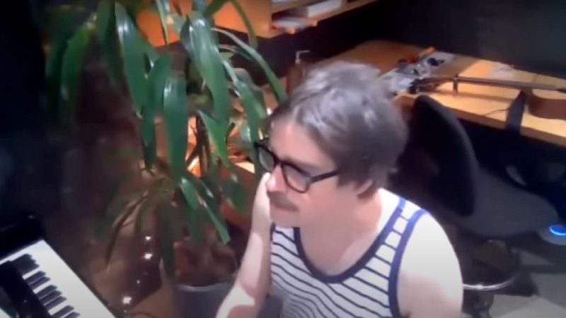 Rivers Cuomo, do Weezer, toca ao piano ‘Heart-Shaped Box’, do Nirvana; assista