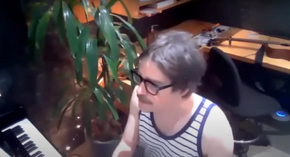 Rivers Cuomo, do Weezer, toca ao piano ‘Heart-Shaped Box’, do Nirvana; assista