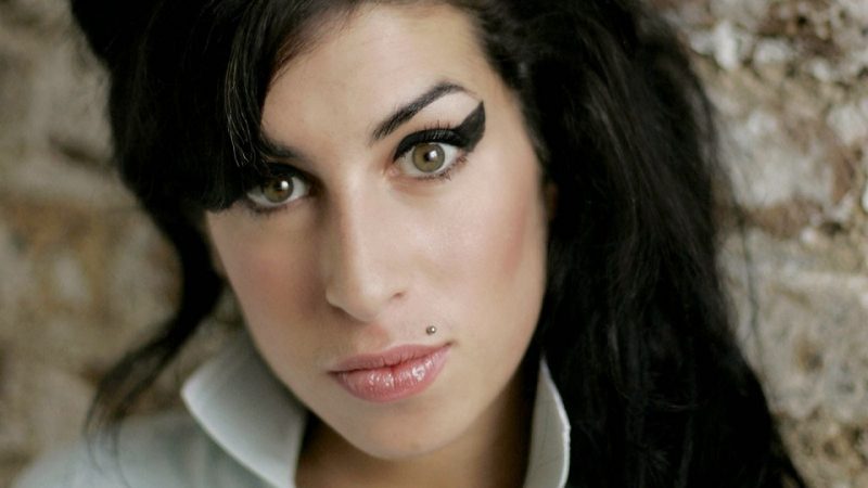 Cinebiografia de Amy Winehouse será lançada entre ‘um ou dois anos’, diz pai da cantora