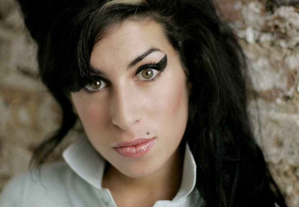 Cinebiografia de Amy Winehouse será lançada entre ‘um ou dois anos’, diz pai da cantora