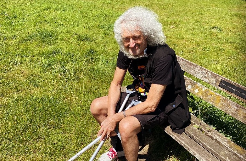 Brian May, do Queen, revela que sofreu ataque cardíaco após acidente