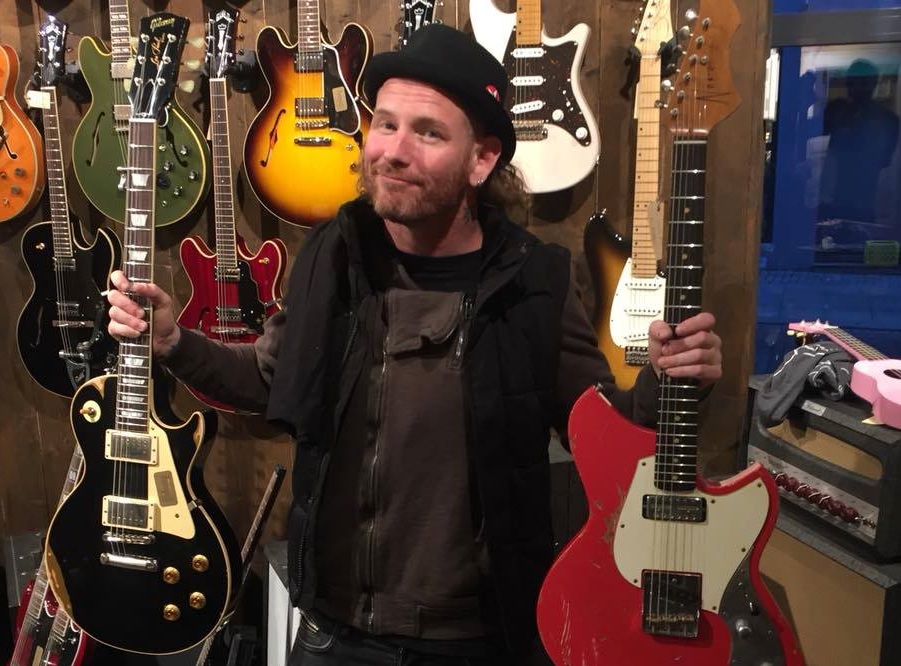 Corey Taylor, do Slipknot, arrecada 150 mil dólares com leilão beneficente de guitarras