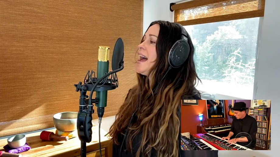 Alanis Morissette apresenta novo single ‘Diagnosis’ em programa de TV; assista