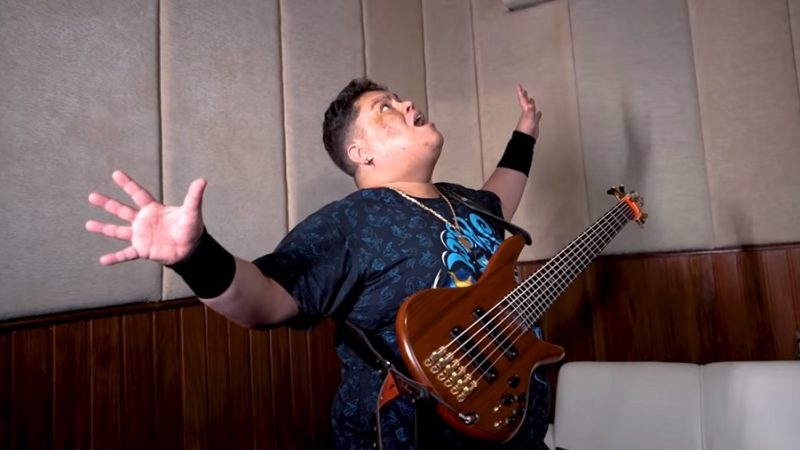 Júnior Bass Groovador faz versão forró do Red Hot Chili Peppers e recebe elogio de Flea