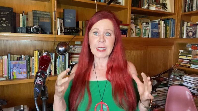 Kate Pierson, do B-52’s, faz versão do clássico ‘Roam’ no Global Pride; assista