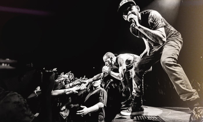Linkin Park tem material inédito com Chester Bennington, revela Mike Shinoda