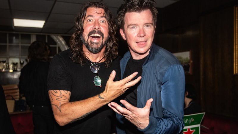 Rick Astley faz versão de ‘Everlong’, do Foo Fighters; assista