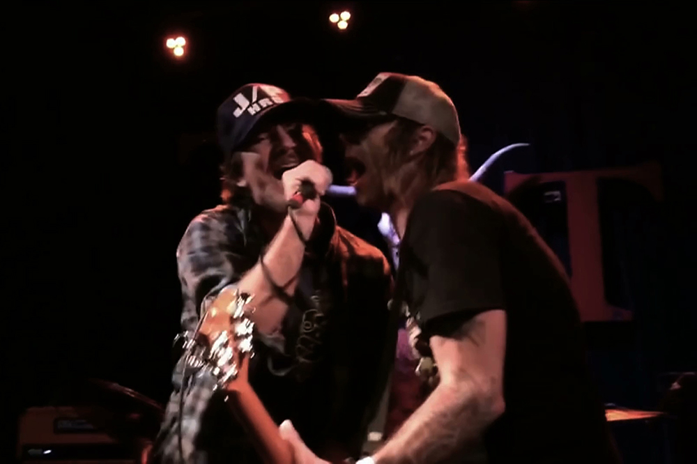 Eddie Vedder e Supersuckers fazem cover de ‘I Believe In Miracles’, dos Ramones; ouça