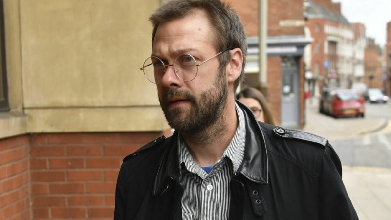 Tom Meighan, ex-vocalista do Kasabian, admite em tribunal ter agredido ex-noiva