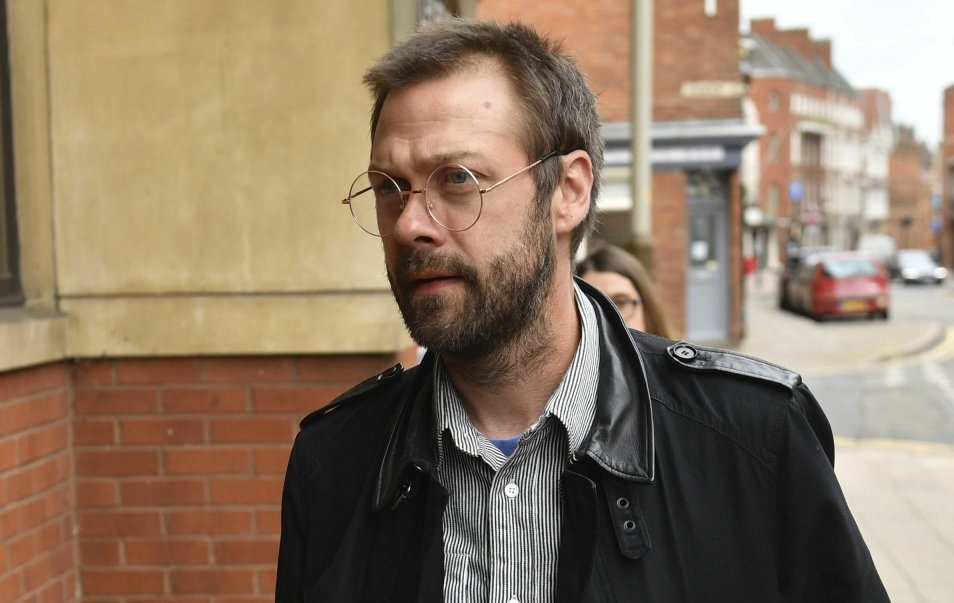 Tom Meighan, ex-vocalista do Kasabian, admite em tribunal ter agredido ex-noiva