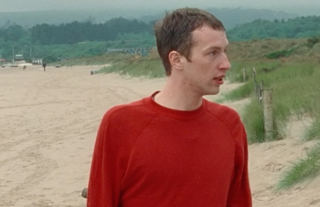 Coldplay compartilha cena alternativa do clipe de ‘Yellow’; assista