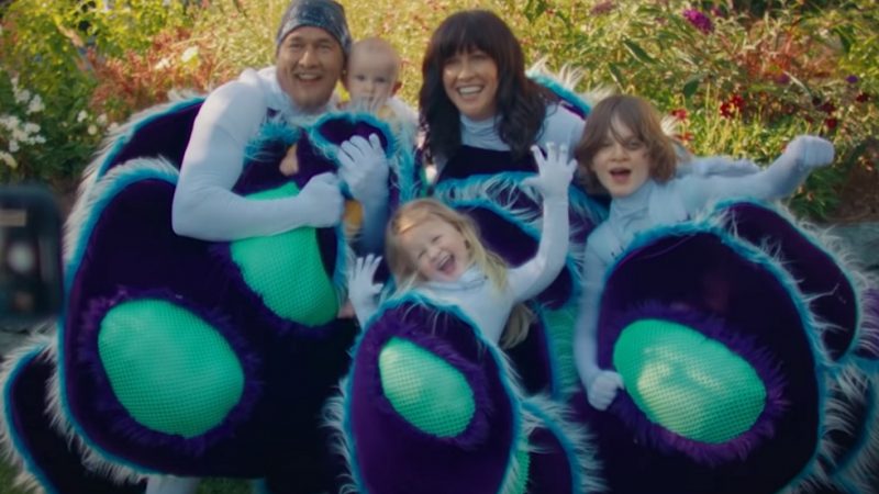 Alanis Morissette se diverte com a família no clipe de ‘Ablaze’; assista
