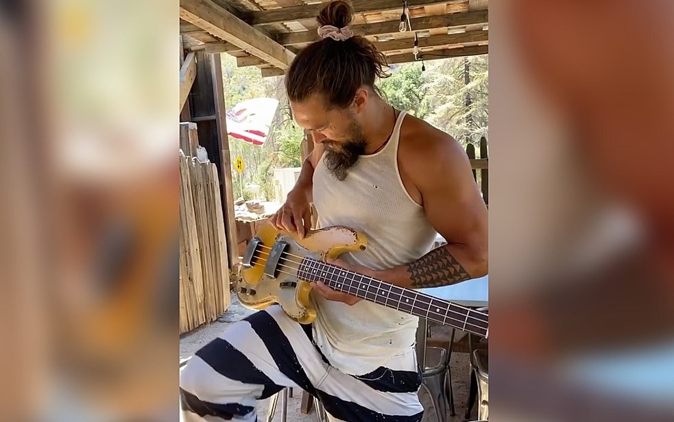 Jason Momoa toca Red Hot Chili Peppers em seu novo baixo; veja