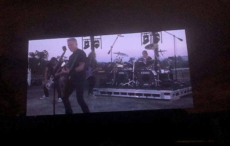 Metallica transmite primeiro show drive-in; confira vídeos, fotos e setlist