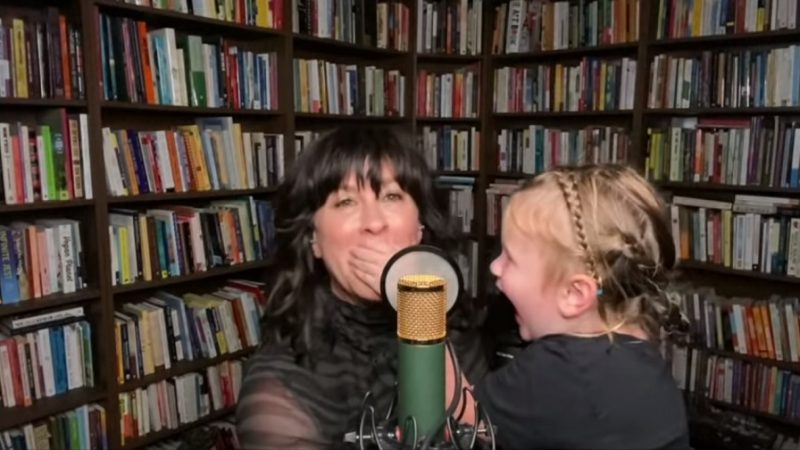 Alanis Morissette canta ‘Ablaze’ em programa de TV e filha rouba a cena; assista