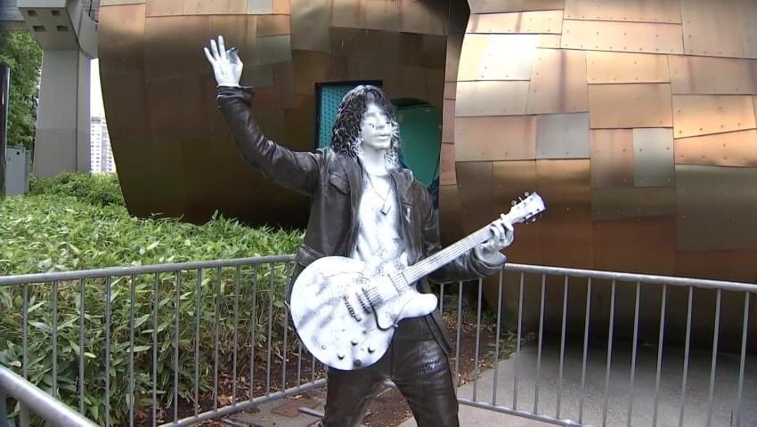 Estátua de Chris Cornell em Seattle é vandalizada