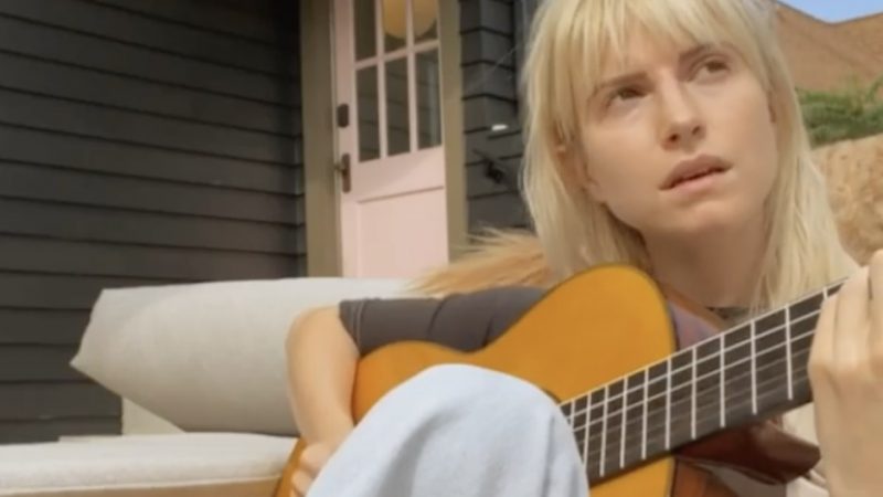 Hayley Williams, do Paramore, divulga versão de ‘Fake Plastic Trees’, do Radiohead