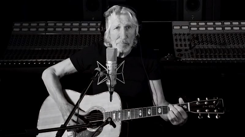 Roger Waters faz homenagem a John Prine com cover de ‘Hello in There’; assista