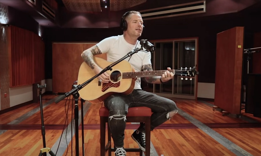 Corey Taylor, do Slipknot, faz versão acústica de Elvis Costello e de single solo ‘Black Eyes Blue’