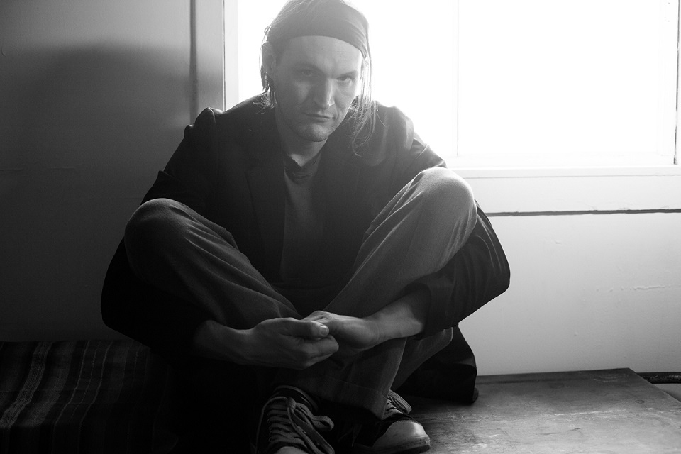 Josh Klinghoffer, ex-Red Hot Chili Peppers, lança single ‘The Night Won’t Scare Me’