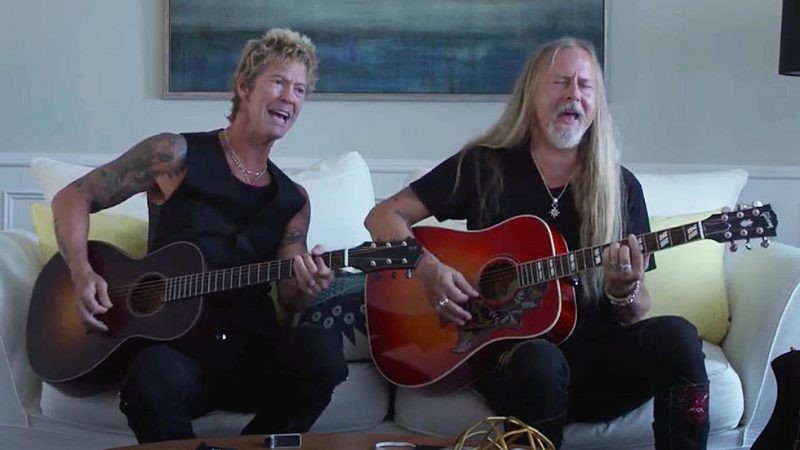 Duff McKagan e Jerry Cantrell gravam versão acústica de ‘A Satisfied Mind’; assista