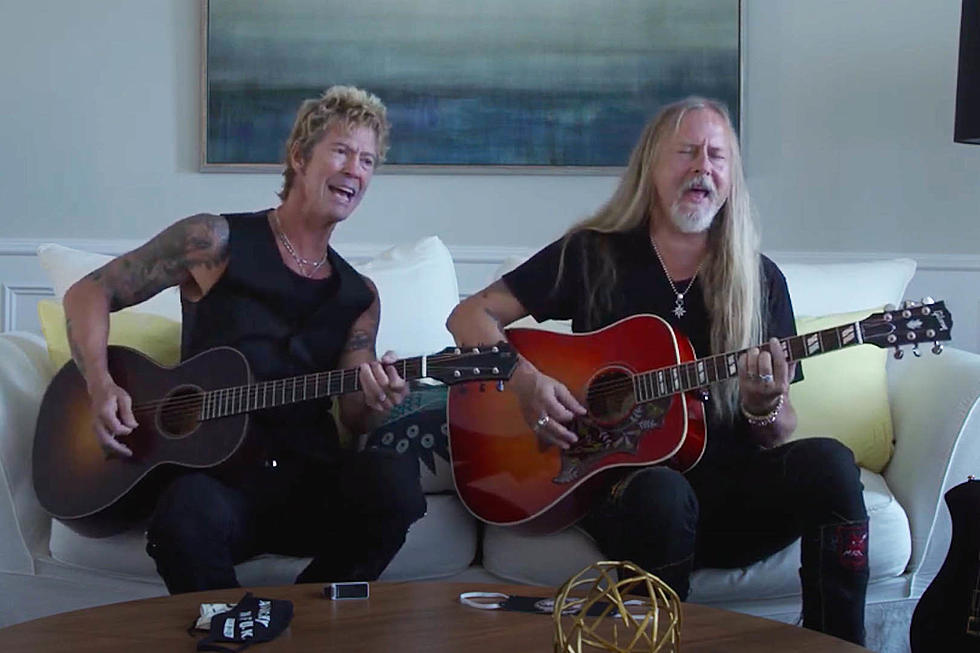 Duff McKagan e Jerry Cantrell gravam versão acústica de ‘A Satisfied Mind’; assista