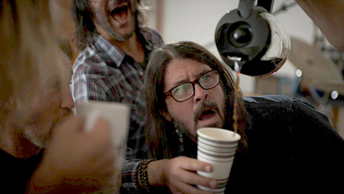 Dave Grohl supera vício em café em novo vídeo do Foo Fighters; assista