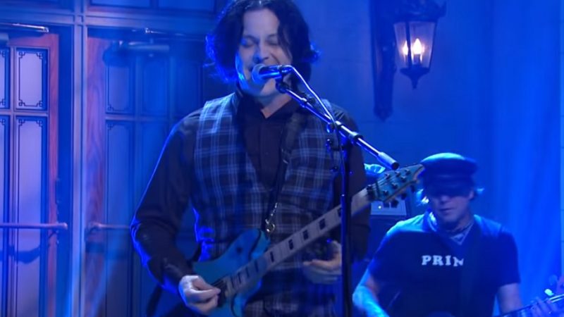 Jack White toca com guitarra projetada por Eddie Van Halen no ‘Saturday Night Live’; assista