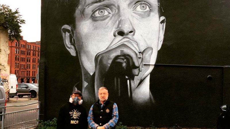 Joy Division: Peter Hook inaugura mural em homenagem a Ian Curtis