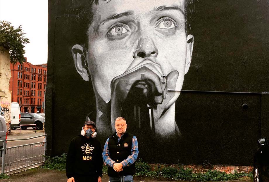 Joy Division: Peter Hook inaugura mural em homenagem a Ian Curtis