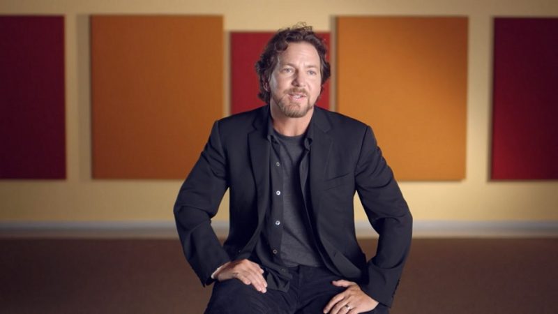 Eddie Vedder prepara duas novas canções para evento virtual