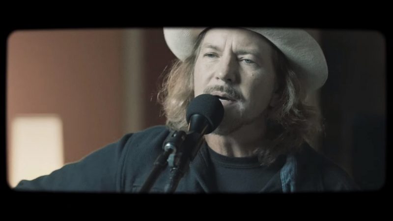 Eddie Vedder lança clipe da inédita ‘Matter of Time’ e nova versão de ‘Say Hi’; assista