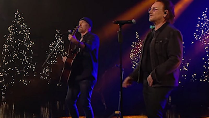 U2 realiza performance de Natal em canal irlandês; assista