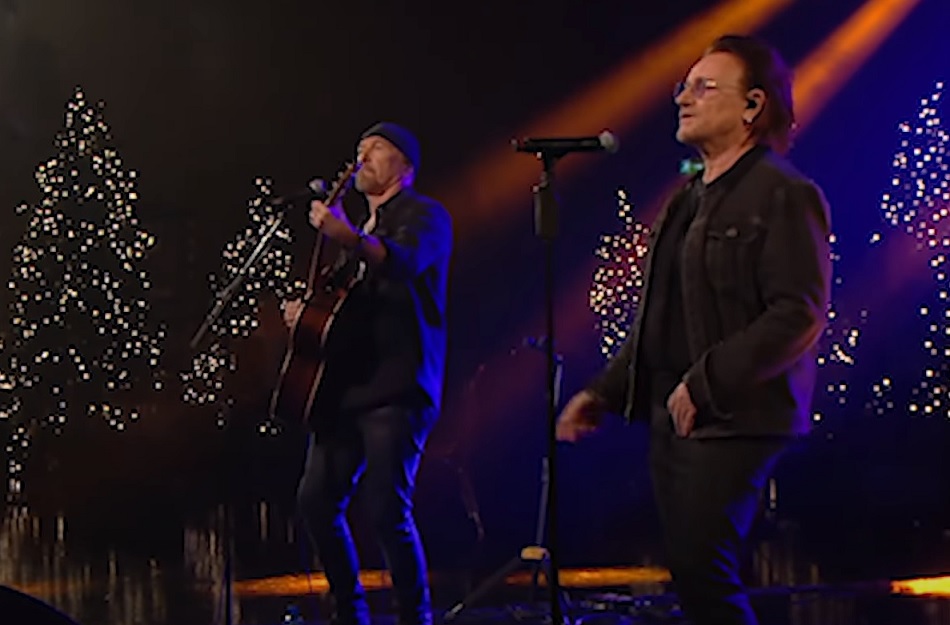 U2 realiza performance de Natal em canal irlandês; assista