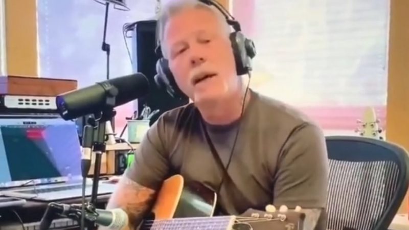 James Hetfiled, do Metallica, faz versão acústica de ‘Turn The Page’; assista