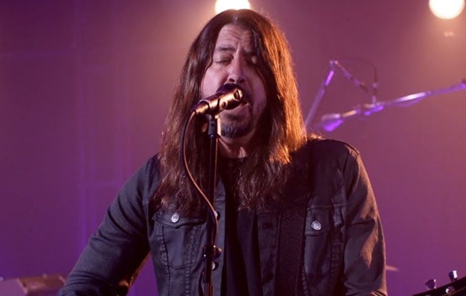 Foo Fighters toca novo single ‘Waiting On A War’ em programa de TV