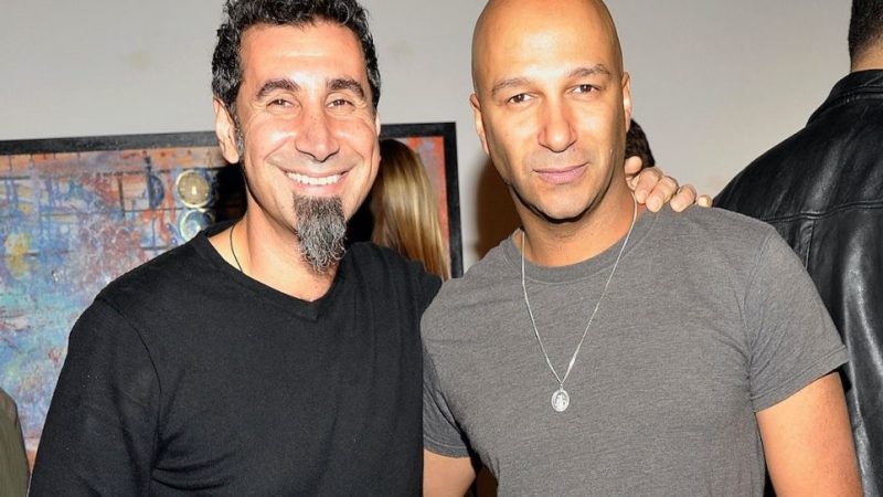 Serj Tankian e Tom Morello lançam cover do Gang of Four; ouça