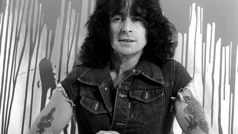 Material inédito de Bon Scott, do AC/DC, é lançado oficialmente após 50 anos; ouça