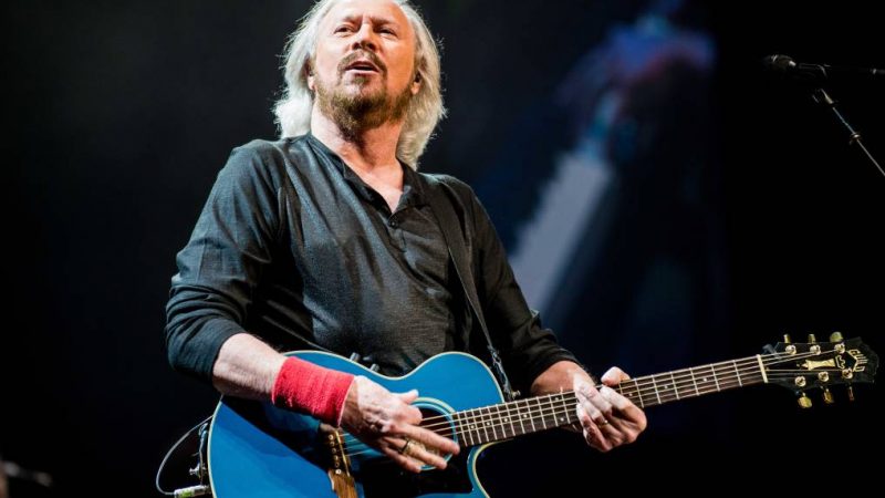 Barry Gibb (Bee Gees) lança álbum com Dolly Parton, Olivia Newton-John e mais; ouça