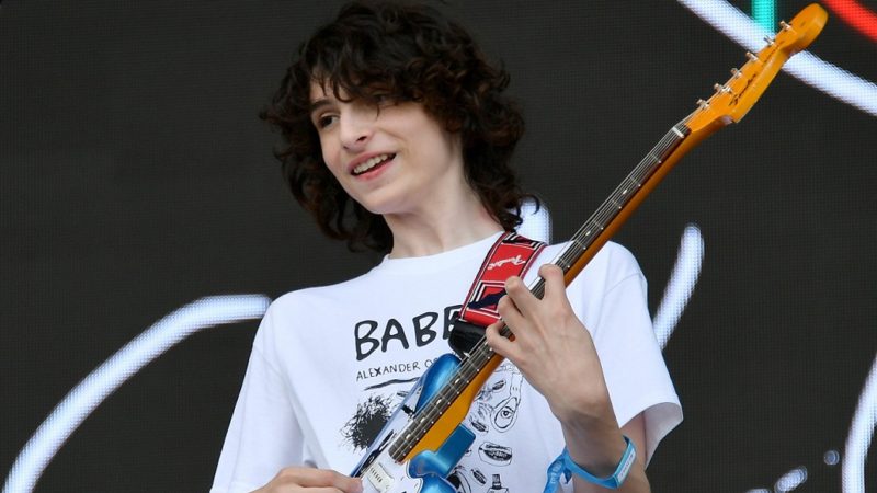 Finn Wolfhard, de ‘Stranger Things’, divulga novo single de sua banda The Aubreys; ouça ‘Sand In My Bed’