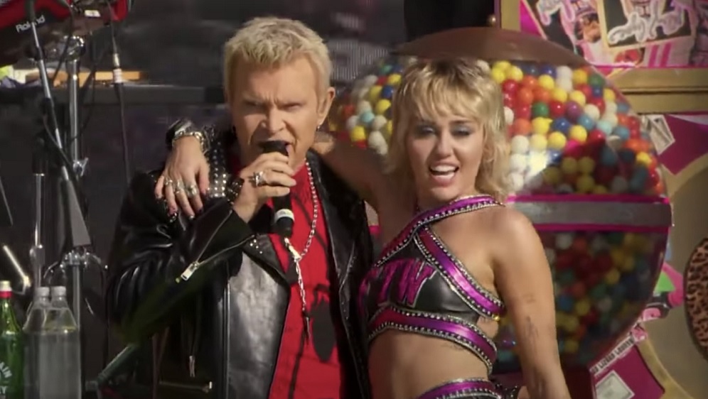 Miley Cyrus canta com Billy Idol e Joan Jett no Super Bowl 2021; assista