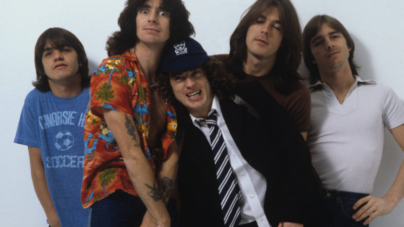 Angus Young, do AC/DC, revela que compôs ‘Highway To Hell’ no banheiro