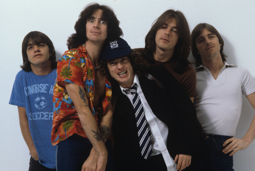 Angus Young, do AC/DC, revela que compôs ‘Highway To Hell’ no banheiro